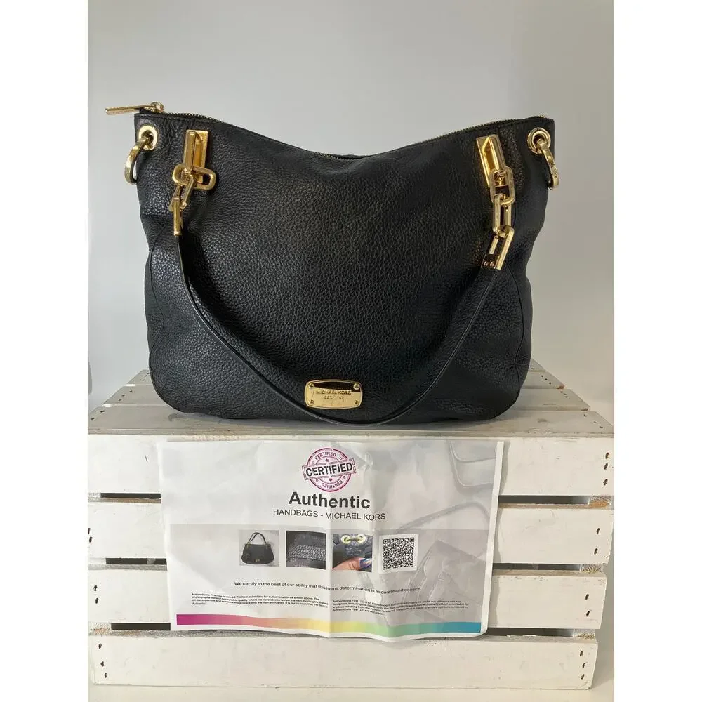 MICHAEL KORS, LARGE BLACK PEBBLED LEATHER HANDBAG